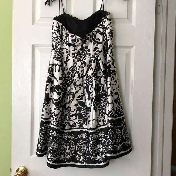 Black and white floral pattern dress. Strapless. - Picture 2 of 3
